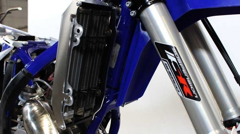 AXP-Racing / エーエックスピーレーシング ラジエーターブレース - ブラックスペーサー | AX1464