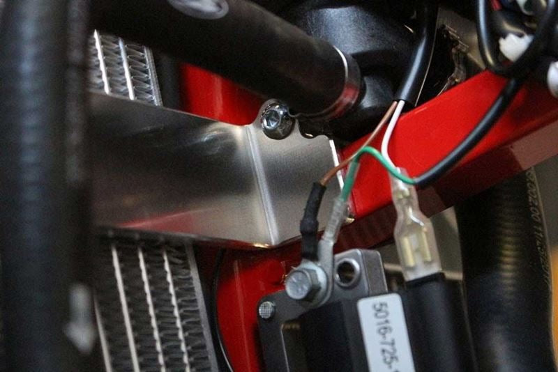 AXP-Racing / エーエックスピーレーシング ラジエーターブレース - レッドスペーサー | AX1489