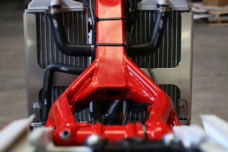 AXP-Racing / エーエックスピーレーシング ラジエーターブレース - レッドスペーサー | AX1489