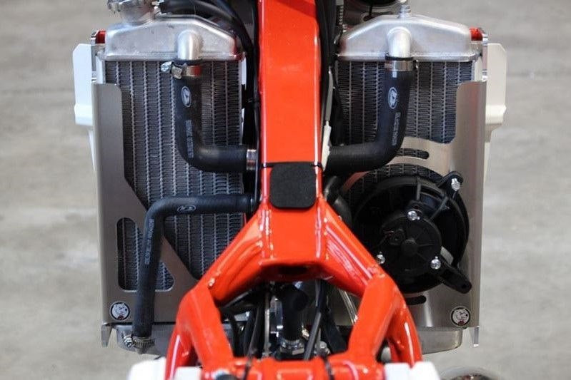 AXP-Racing / エーエックスピーレーシング ラジエーターブレース - レッドスペーサー | AX1506