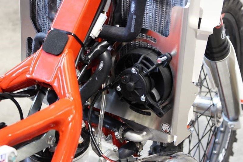 AXP-Racing / エーエックスピーレーシング ラジエーターブレース - レッドスペーサー | AX1506
