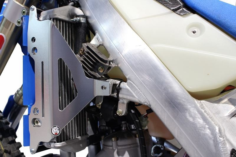 AXP-Racing / エーエックスピーレーシング ラジエーターブレース - ブラック | AX1535