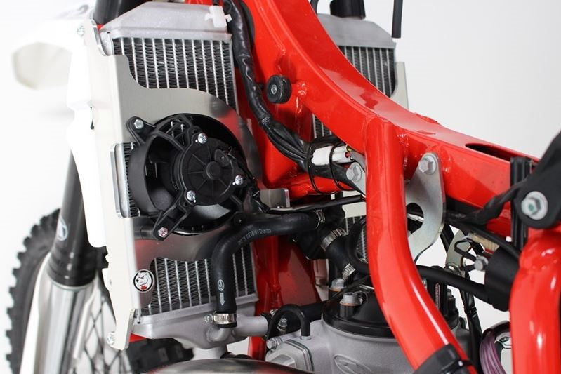 AXP-Racing / エーエックスピーレーシング ラジエーターブレース - Red | AX1552