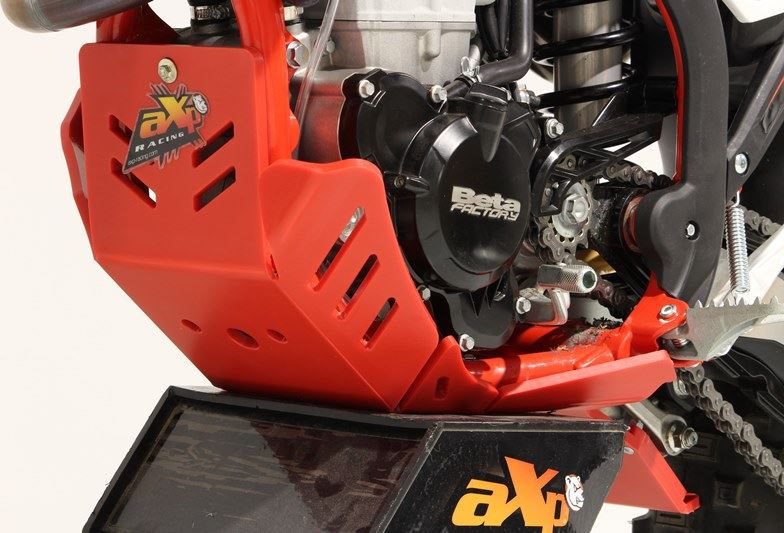 AXP-Racing / エーエックスピーレーシング Xtrem HDPE スキッドプレート - Red | AX1558