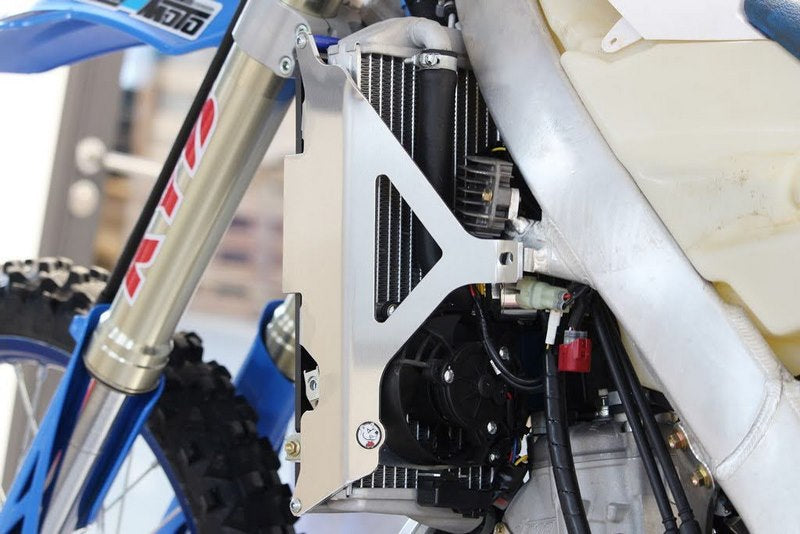 AXP-Racing / エーエックスピーレーシング Xtrem Radiator Guards - ブラックスペーサー | AX1572