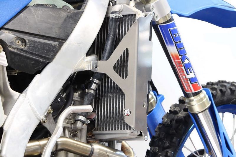AXP-Racing / エーエックスピーレーシング Xtrem Radiator Guards - ブラックスペーサー | AX1573
