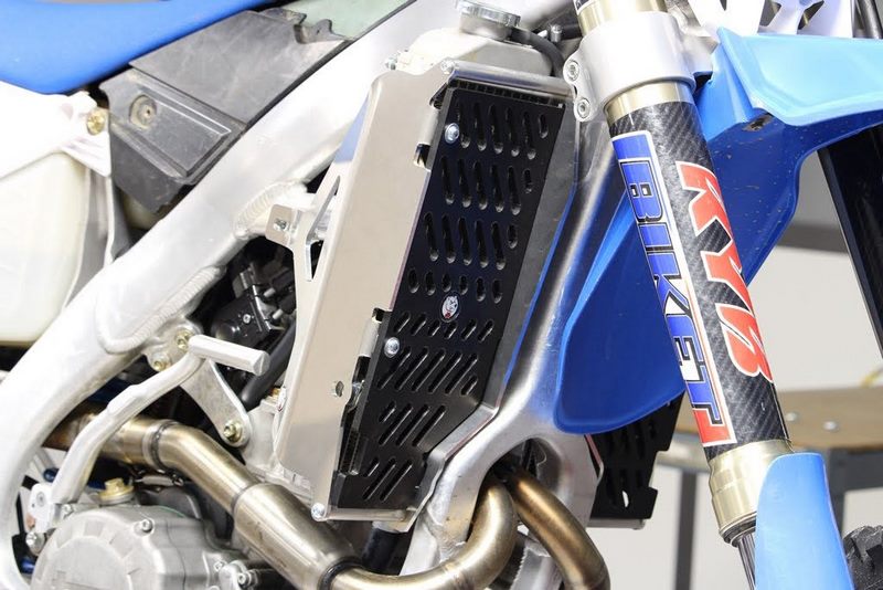AXP-Racing / エーエックスピーレーシング Xtrem Radiator Guards - ブラックスペーサー | AX1573