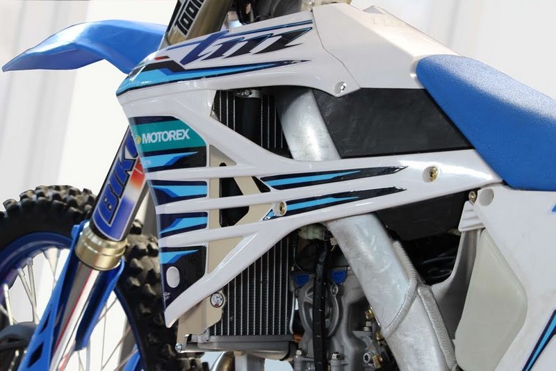 AXP-Racing / エーエックスピーレーシング Xtrem Radiator Guards - ブラックスペーサー | AX1573