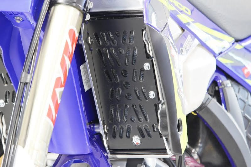 AXP-Racing / エーエックスピーレーシング Xtrem Radiator Guards - ブラックスペーサー | AX1582