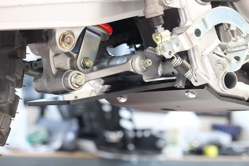 AXP-Racing / エーエックスピーレーシング Linkage guard plate - ブラック | AX1610