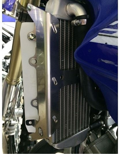 AXP-Racing / エーエックスピーレーシング ラジエーターブレース - ブルースペーサー | AX3017