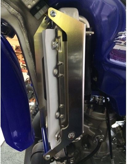 AXP-Racing / エーエックスピーレーシング ラジエーターブレース - ブルースペーサー | AX3017