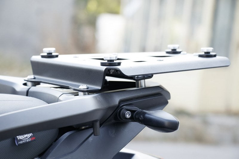 トップケース取り付けプレート