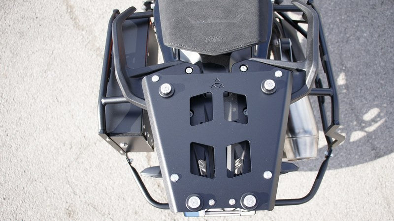 トップケース取り付けプレート