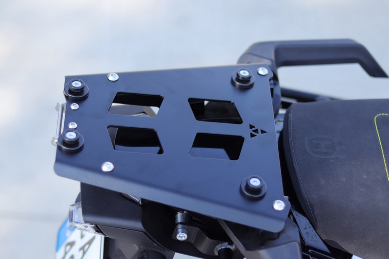 トップケースおよびトップケース取り付けプレート