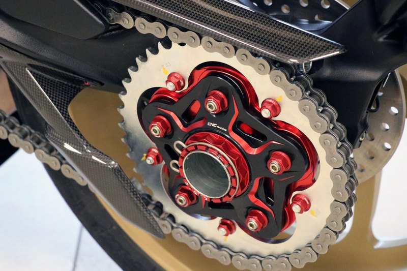 CNC Racing / シーエヌシーレーシング Rear sprocket flange 5 holes MV Agusta - Bicolor  Black/Red | FL508BR