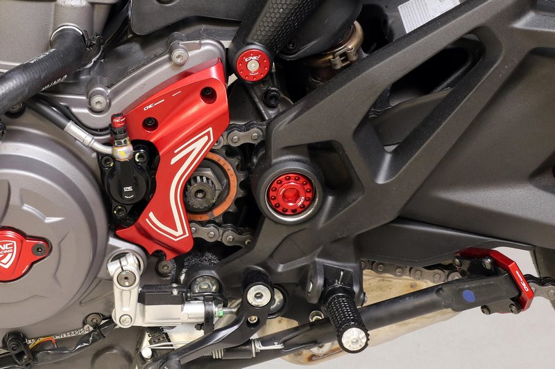CNC Racing / シーエヌシーレーシング Central bolt kit for OEM rearsets Ducati | PEV06