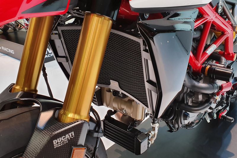 CNC Racing Radiator guard Ducati Monster/Supersport/Hypermotard  Black | RA012B