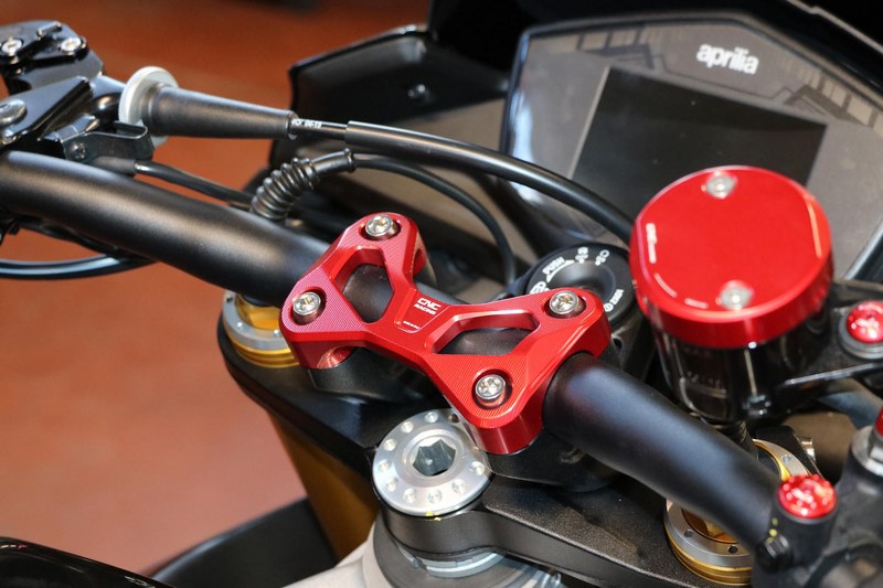 CNC Racing Handlebar top clamp Aprilia Tuono | RM256
