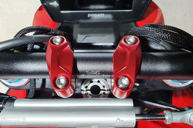CNC Racing / シーエヌシーレーシング Handlebar upper clamp kit Ducati Streetfighter V4 | RM257