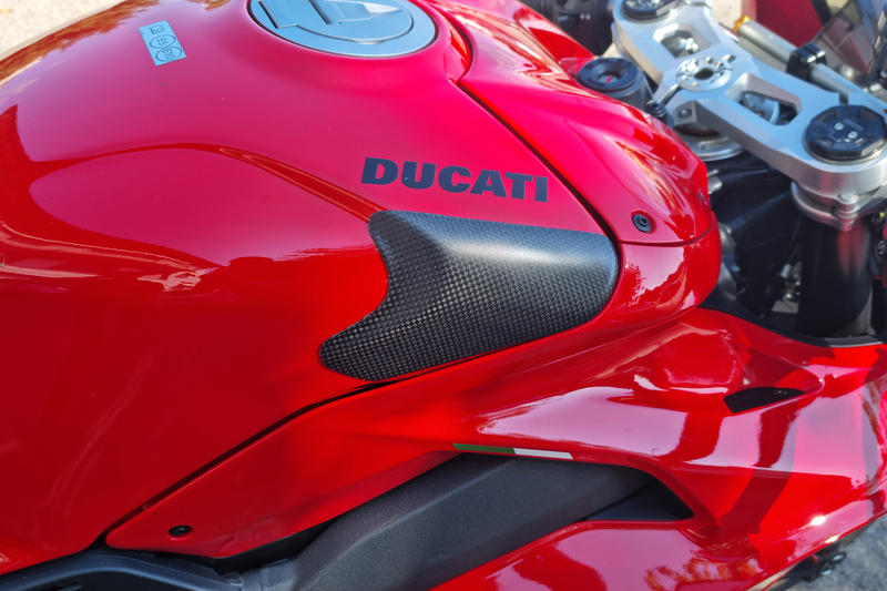 燃料タンクスライダー カーボン／ケブラー  マット