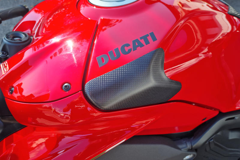 燃料タンクスライダー カーボン／ケブラー  マット