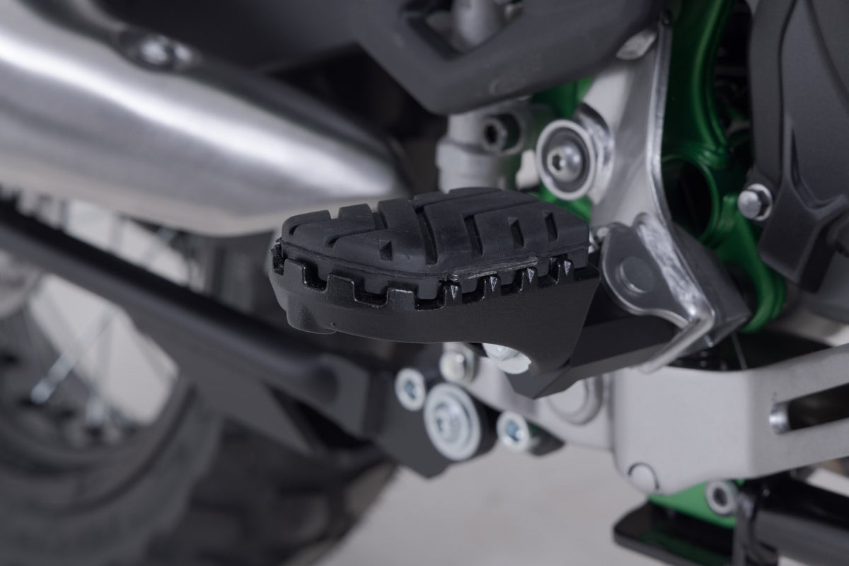 SW-MOTECH / SWモテック ION Fußrasten-Kit Schwarz. Kawasaki KLE500 / KLE500 SE (26-). | FRS.08.011.10500/B
