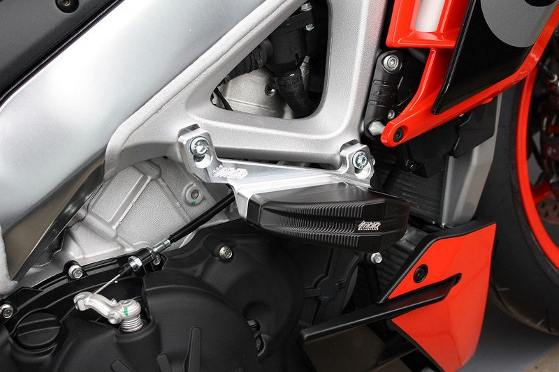 GSGモトテクニック クラッシュパッドセット Streetline マウンティングプレート ブラックアノダイズド Aprilia Tuono 1100 V4 + Tuono 1100 V4 Factory (2021 -) | 1505040-A25-SH