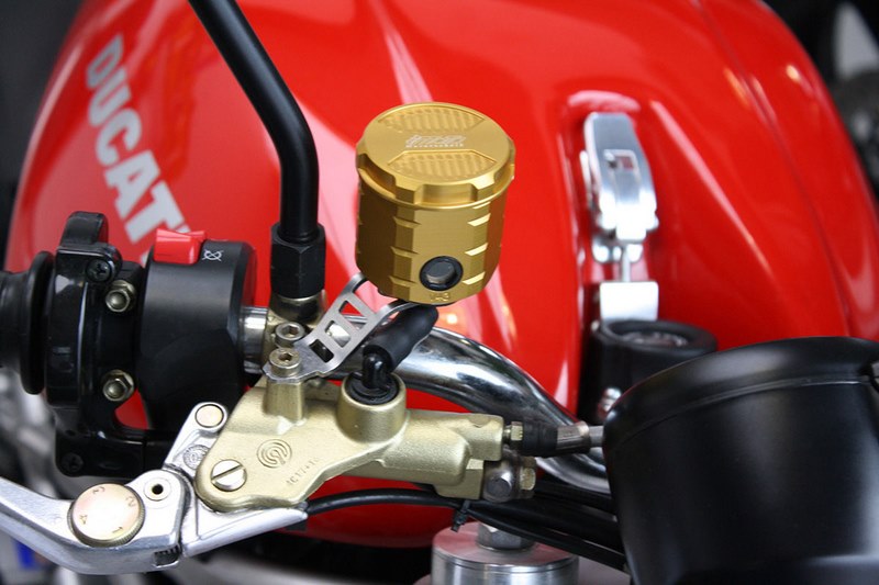 GSGモトテクニック ブレーキオイルリザーバー  フロント  Ducati モンスター 1000 S2R / RS (2006-2008) | 3999-V43-D52