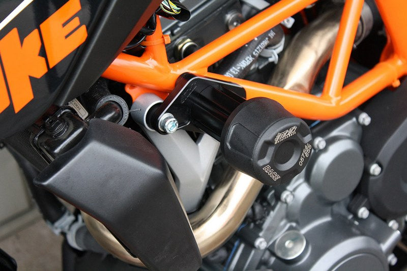 GSGモトテクニック クラッシュパッドセット マウンティングプレート ブラックアノダイズド KTM Duke 390 (2013 -) | 406025545-KM6-DS-SH