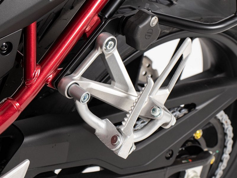 Hepco & Becker ピリオンフットレストロワーリングキット Honda CB 750 Hornet (2023-) | 42159541 00 09