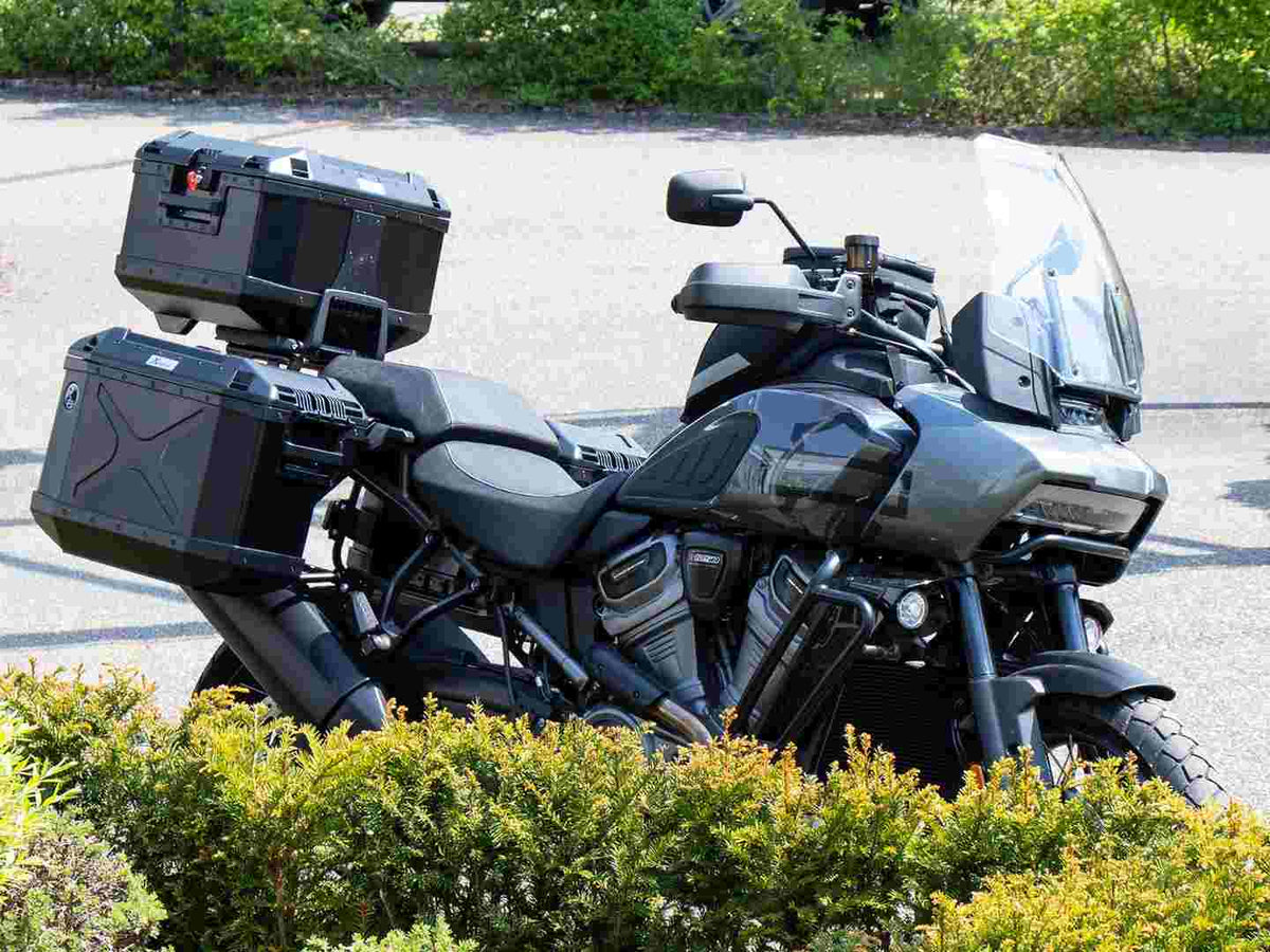 Hepco and Becker / ヘプコアンドベッカー Side carrier cutout black incl. Xplorer black sideboxes for Harley Davidson Pan America (2021-) | 6517600 00 01-01-40