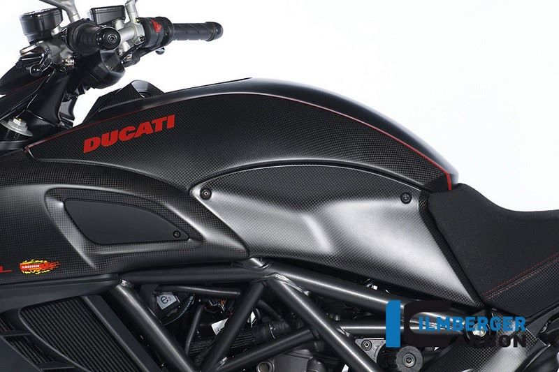 ILMBERGER / イルムバーガーカーボンパーツ タンクサイドパネル 左側 Diavel | SDL.011.DIAVE.K