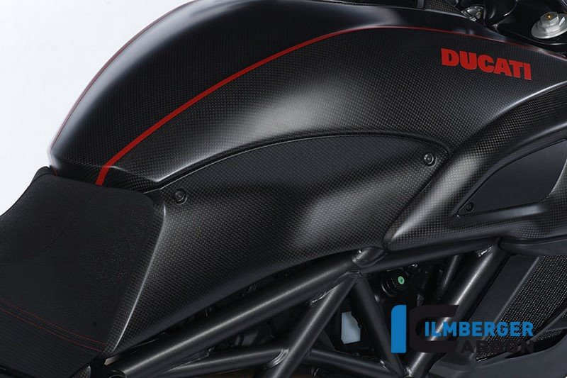 ILMBERGER / イルムバーガーカーボンパーツ タンクサイドパネル 右側 Diavel | SDR.010.DIAVE.K