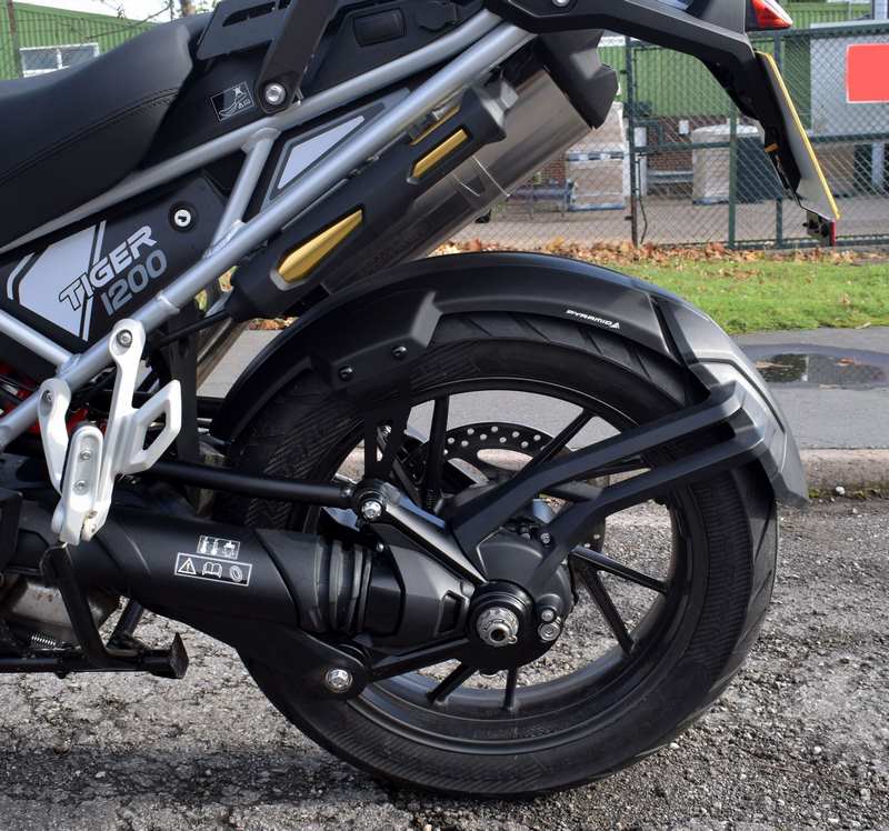 Pyramid / ピラミッド ハガー マットブラック | Triumph タイガー 1200 GT 2022- | 076995M