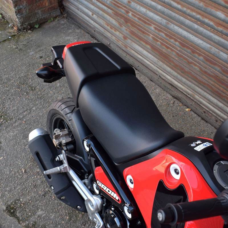 Pyramid / ピラミッド シートカウル フォースシルバーメタリック & Heavy グレーメタリック | Honda MSX 125 2021- | 11540G