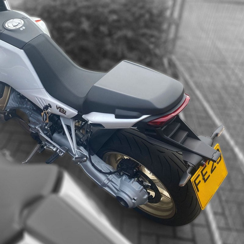 Pyramid / ピラミッド シートカウル マグマレッド | Moto Guzzi V100 Mandello 2022- | 18555F