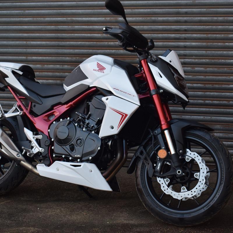 Pyramid / ピラミッド ラジエーター・チーク グラファイトブラック | Honda CB 750 Hornet （ホーネット） 2022>2024 | 21055E