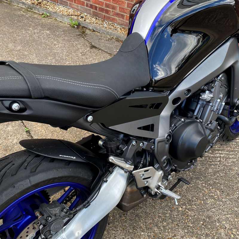 Pyramid / ピラミッド アルミ インフィルパネル マットブラック | Yamaha MT-09 2021>2023 | 22144M