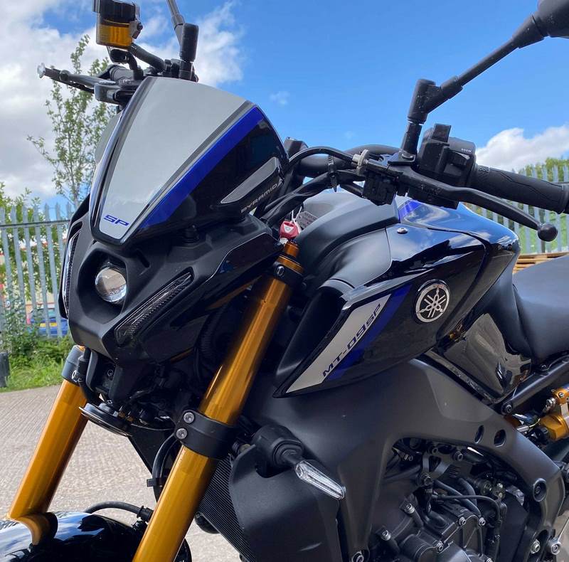 Pyramid / ピラミッド フライスクリーン アイコンブルーカラーズ | Yamaha MT-09 2022>2023 | 22160P