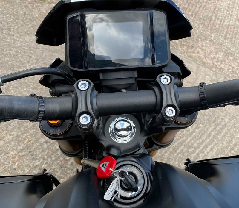 Pyramid / ピラミッド フライスクリーン アイコンブルーカラーズ | Yamaha MT-09 2022>2023 | 22160P