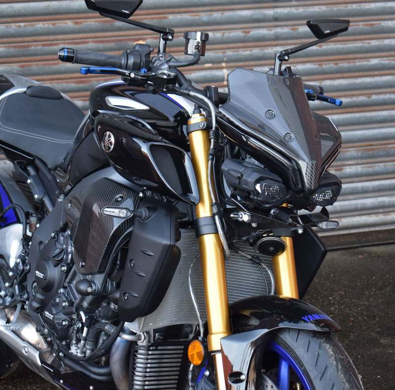 Pyramid / ピラミッド フライスクリーン カーボンファイバー | Yamaha MT-10 2022- | 22215A