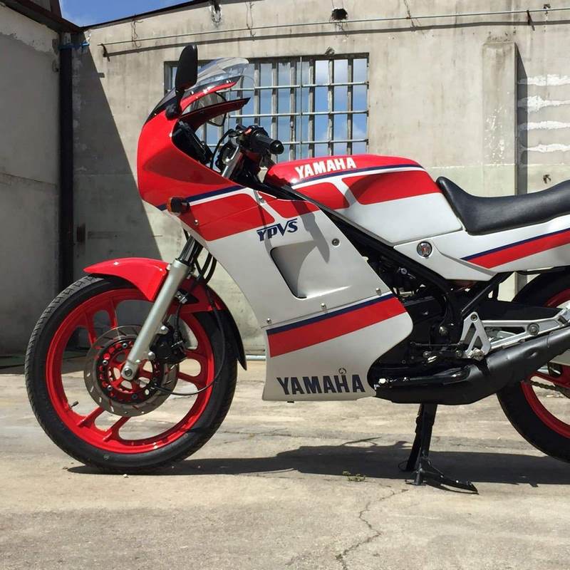 Pyramid Belly Pan | Gloss White | Yamaha RD350 YPVS F1/F2 1983>1990 | 22250C