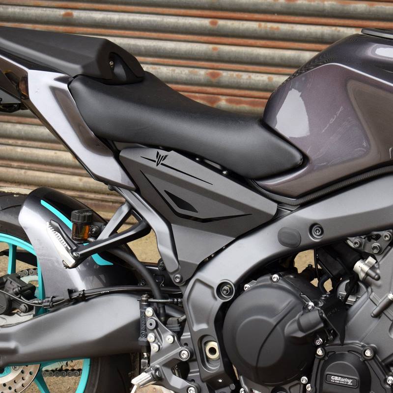 Pyramid / ピラミッド インフィルパネル マットブラック | Yamaha MT-09 2024>2025 | 22595M