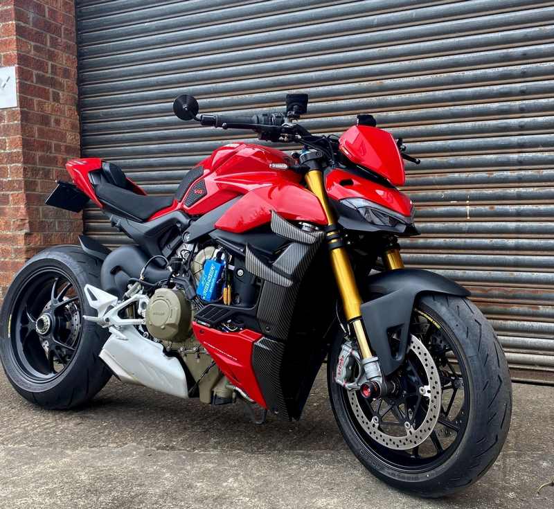 Pyramid / ピラミッド フライスクリーン カーボンルック | Ducati ストリートファイター V4 2020- | 25500X