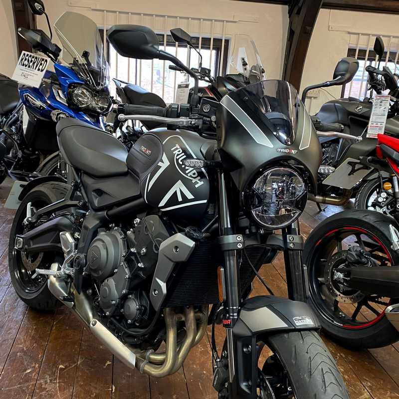 Pyramid Fly Screen | Sapphire Black Scheme | Triumph Trident 660 2021> | 26660E