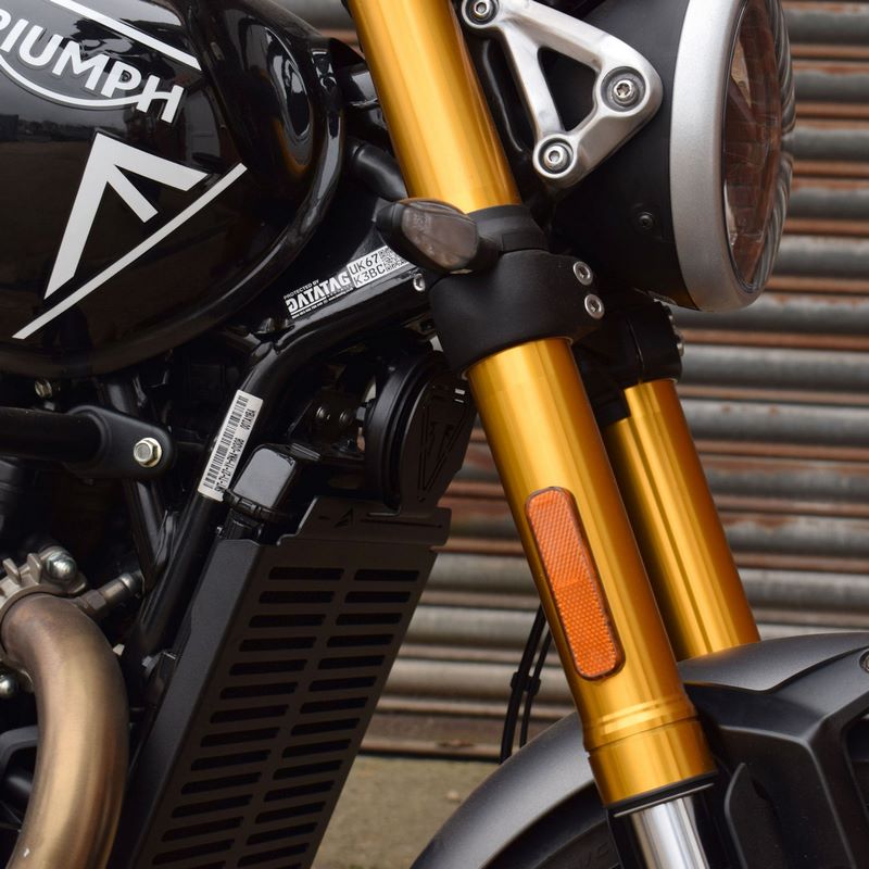 Pyramid / ピラミッド ホーンカバー ブラック | Triumph スクランブラー 400X 2024- | 35602M