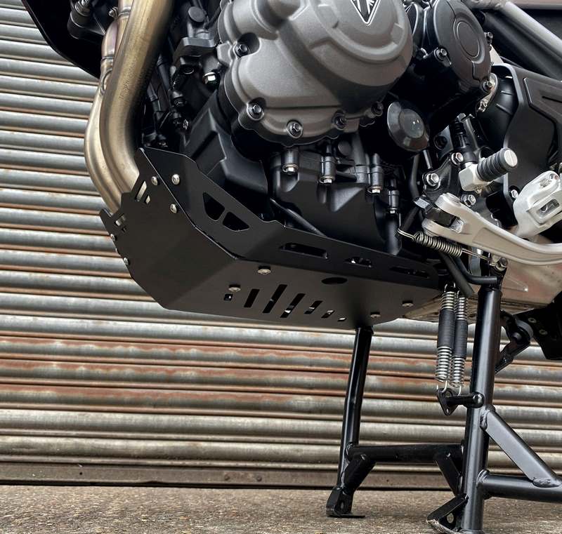 Pyramid / ピラミッド エンジンプレート マットブラック | Triumph タイガー 1200 GT 2022- | 36111M
