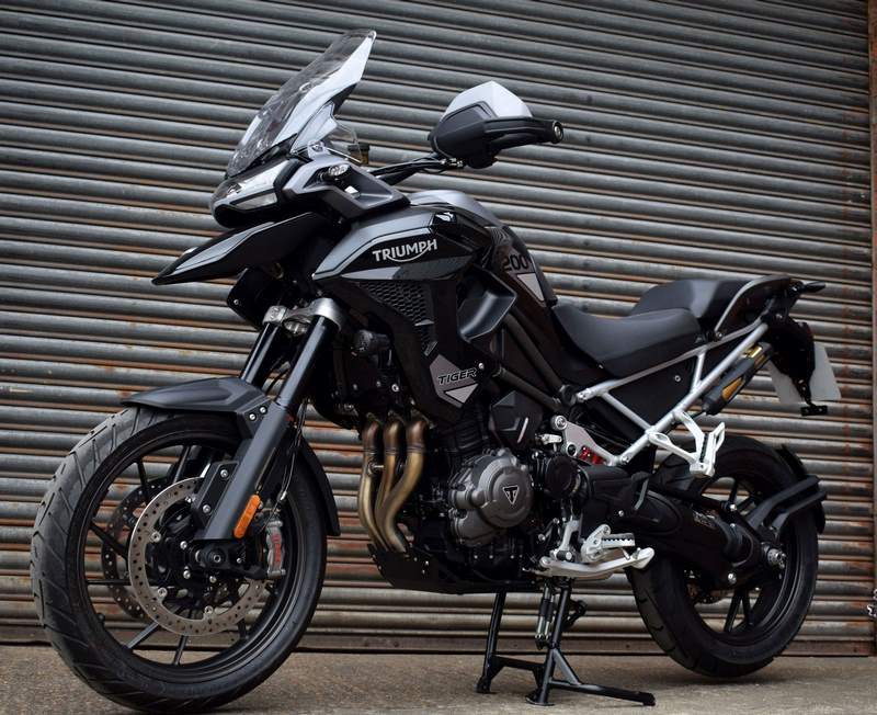 Pyramid / ピラミッド エンジンプレート マットブラック | Triumph タイガー 1200 GT 2022- | 36111M