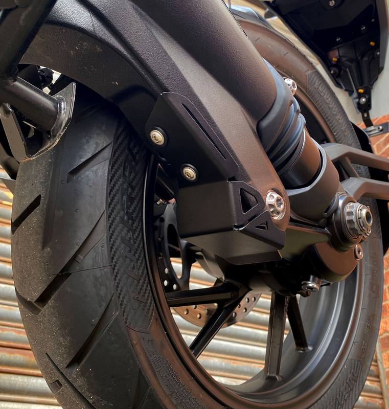 Pyramid / ピラミッド スイングアームプロテクター マットブラック | Triumph タイガー 1200 GT 2022- | 36160M